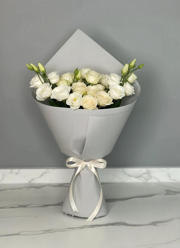 Букет цветов из: Розы и Лизиантусы в Сергиевом Посаде