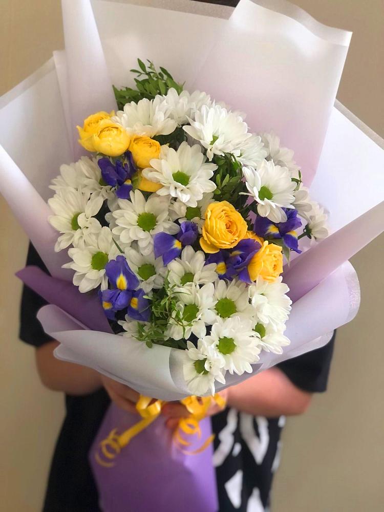 Букет цветов из: Ирисы, Хризантемы и Розы в Сергиевом Посаде