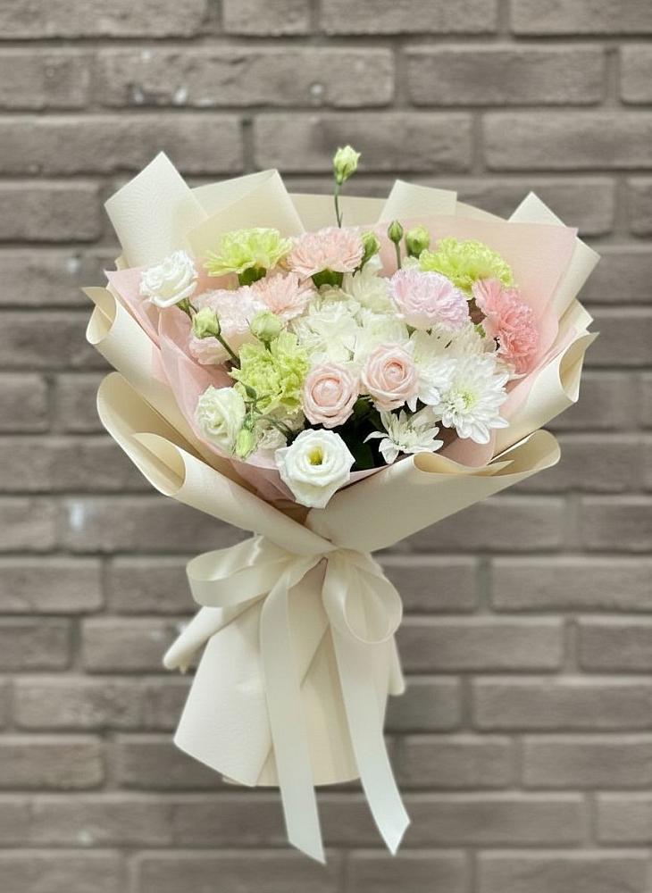 Букет цветов из: Гвоздики, Розы, Лизиантусы и Хризантемы в Сергиевом Посаде