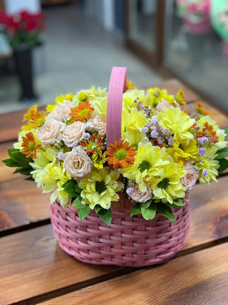 Цветочная композиция из Хризантемы и Розы в корзине в Сергиевом Посаде