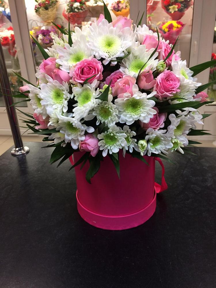 Цветочная композиция из Розы и Хризантемы в шляпной коробке в Сергиевом Посаде