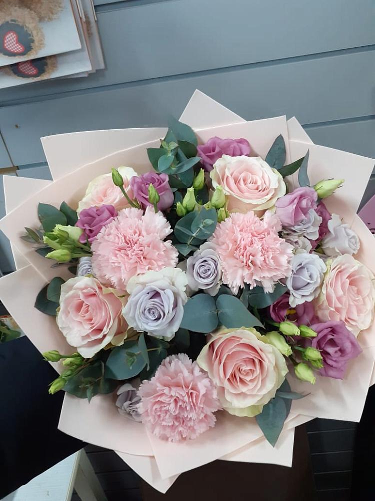 Букет цветов из: Розы, Гвоздики и Лизиантусы в Сергиевом Посаде